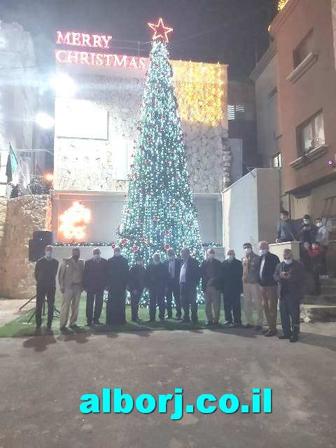 إضاءة شجرة الميلاد في قرية أبوسنان بحضور رئيس المجلس المحلي السيد فوزي مشلب وقدس الأب نقولا بصل